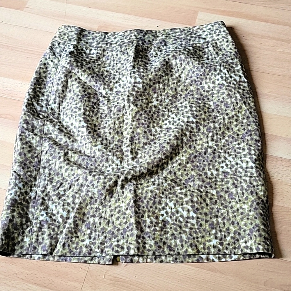 Loft skirt, size 6, with different shades of purple and gold. Excellent conditio